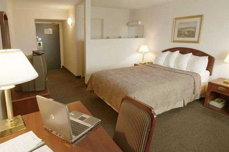 Courtyard By Marriott Regina Downtown Hotel Room photo